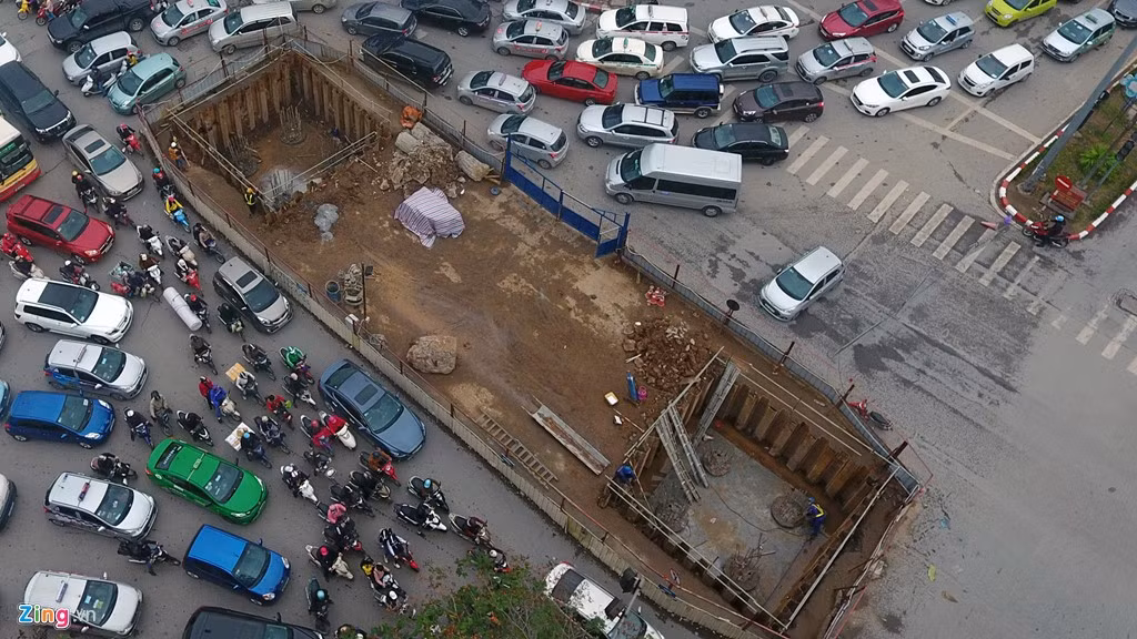 Bên trong lô cốt chỉ có một vài công nhân thi công.