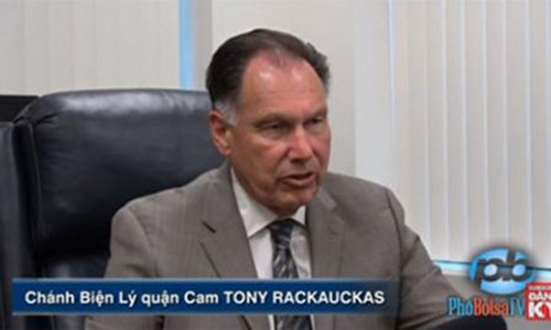 Ông Tony Rackauckas.