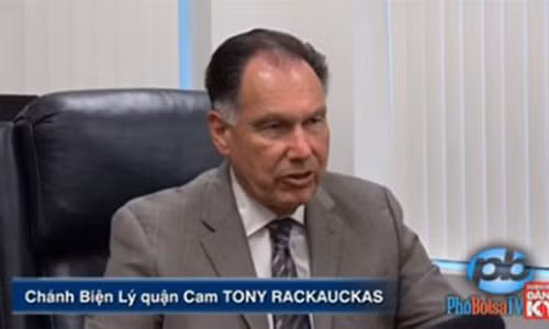 Ông Tony Rackauckas.