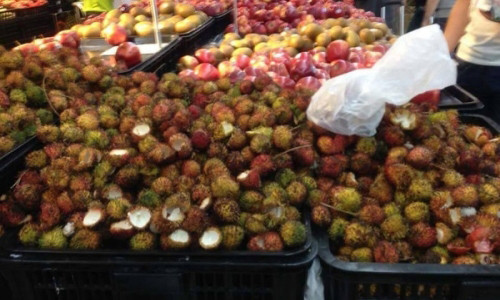 Ngan ngam y thuc qua te cua khach Viet di sieu thi