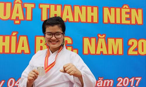 Nu canh sat gioi vo tiet lo tuoi tho bi ban be bat nat