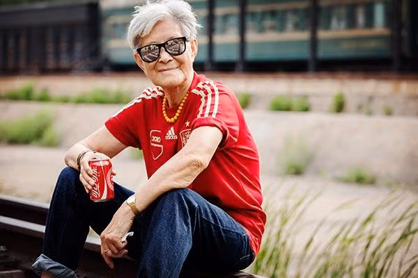 Ba lao 80 tuoi tro thanh ngoi sao mang live-stream moi ngay