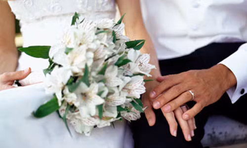 Dang long con dau duoc me chong cung hon ca con gai