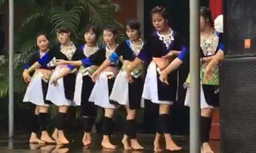 Tranh cai dieu mua tren nen nhac Hoa tai le khai giang