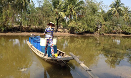 Đời sống người dân xã Biển Bạch còn rất khó khăn nhưng phải chi nhiều tiền mua nước sinh hoạt với giá đắt đỏ.
