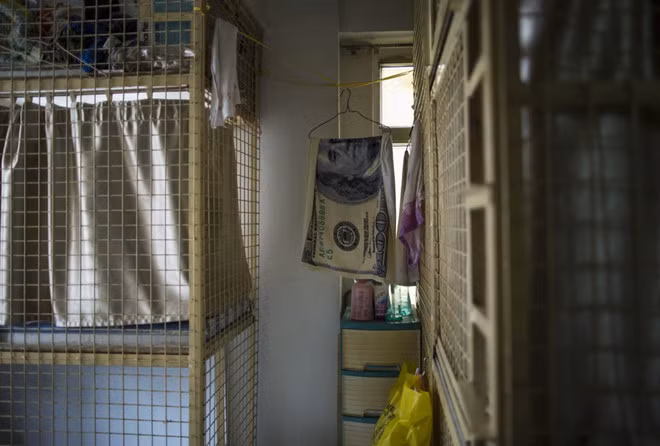 Một loại nhà “tai tiếng” khác ở Hong Kong là “nhà lồng”, chúng thật sự chỉ là những cái lồng được xếp chồng lên nhau.