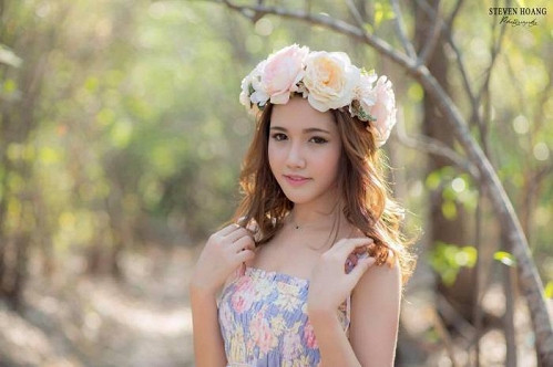 Cô làm việc cho hãng Vietjet Air và sống tại TP HCM. Hiện tại, nữ tiếp viên xinh đẹp sống tại Việt Nam khoảng 1 năm và coi đây như quê hương thứ hai của mình.