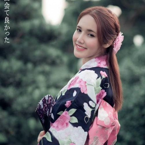 Sau đó, nhiều người nhận ra cô gái này từng khiến cư dân mạng xôn xao với những hình ảnh dễ thương tương tự trên chuyến bay khác vào cuối năm 2015.Theo đó, nữ tiếp viên hàng không tên xinh đẹp Patcharee Poolchago, đến từ Thái Lan. Trên trang Facebook cá nhân, cô thường xuyên chia sẻ những hình ảnh trong các chuyến bay và đời thường.