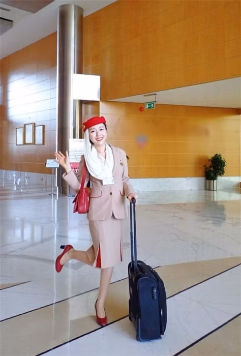 Không chỉ tài giỏi, cô bạn này còn thu hút mọi người bởi ngoại hình xinh đẹp đặc biệt là nụ cười tỏa nắng và phong cách nữ tính, trẻ trung.