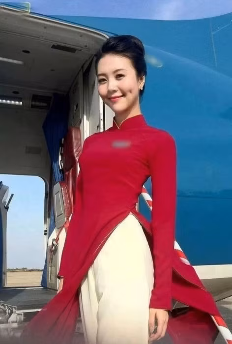 Cô bạn Vũ Ngọc Châm là tiếp viên cho một hãng hàng không Hàn Quốc, trước đó, cô từng có một khoảng thời gian làm tiếp viên cho một hãng hàng không Việt Nam.