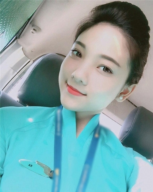 Mai Ka đang làm tiếp viên cho một hãng hàng không Việt Nam. Dù công việc bận rộn và có nhiều áp lực, nhưng ở Mai Ka luôn toát lên dáng vẻ trẻ trung và tràn đầy sức sống.