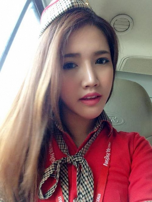 Hình ảnh về nữ tiếp viên hàng không sở hữu gương mặt thanh tú, sống mũi cao và nụ cười tươi tắn lọt vào "tầm ngắm" của cư dân mạng. Hình ảnh được đăng tải với dòng trạng thái: "Tiếp viên chuyến Pleiku - Hà Nội. Bạn ý vừa xinh vừa nhí nhảnh trong suốt chuyến bay luôn".
