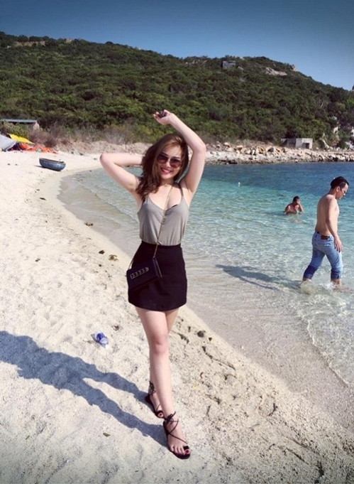 Trên trang cá nhân, Huyền My thường xuyên chia sẻ những hình ảnh xinh đẹp của mình, đặc biệt cô nàng cực kì thu hút khi mặc đồng phục của hãng hàng không.