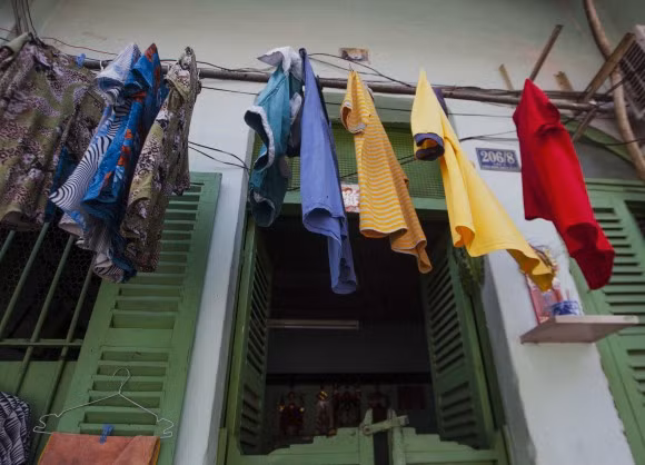 Người dân tận dụng tất cả các không không gian còn lại của chung cư để phục vụ nhu cầu sinh hoạt.