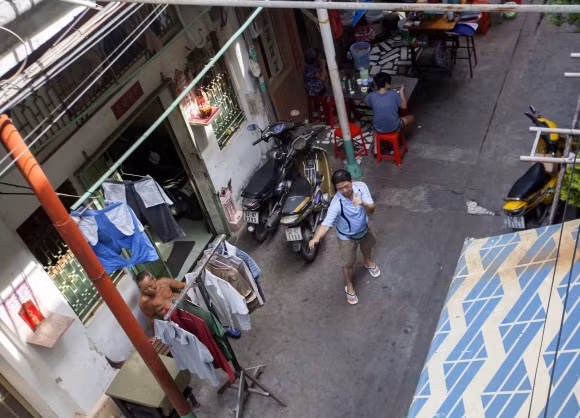 Khoảng không gian bên dưới là nơi vui chơi và buôn bán của người dân sinh sống tại khu chung cư 206.