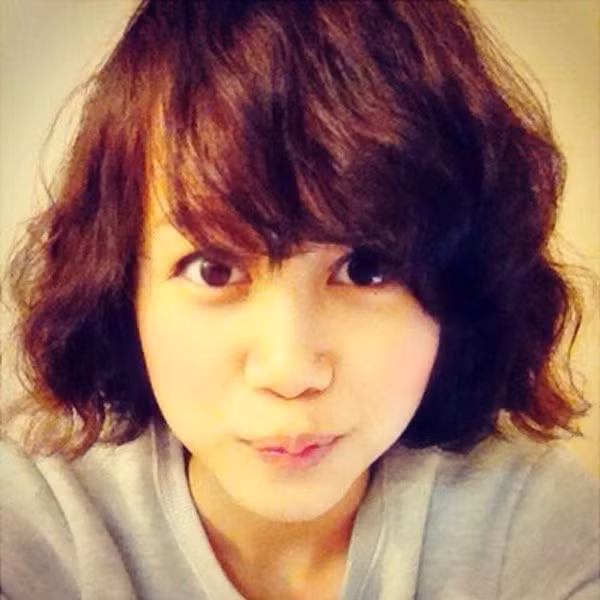 Sở hữu khuôn mặt thon gọn cùng làn da sáng bóng, mịn màng và luôn để tự nhiên nhất có thể nên trông An Nguy luôn trẻ hơn nhiều so với tuổi thật của mình.