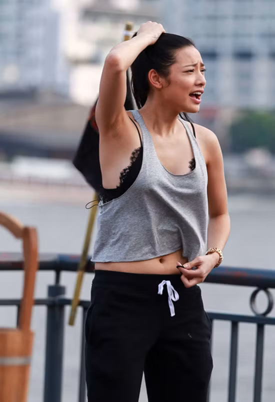 Sở hữu đường nét lai Tây vừa cá tính vừa gợi cảm, khuôn mặt của Lily Nguyễn bao giờ cũng toát lên nét gợi cảm, quyến rũ ngay ca khi không trang điểm.