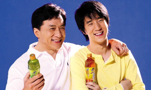 Phòng Tổ Danh ỷ vào vai vế Thành Long từng tự nhận là "vua đất Bắc Kinh". Ảnh: Sina.