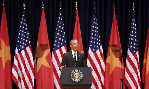 Ông Obama đã có bài phát biểu ấn tượng trước 2.000 người Việt Nam ngày 24/5, sử dụng 2 "trợ thủ" công nghệ Teleprompter.