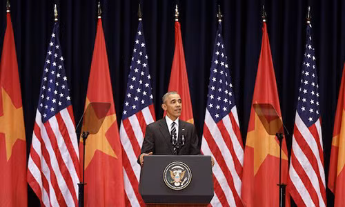 Ông Obama đã có bài phát biểu ấn tượng trước 2.000 người Việt Nam ngày 24/5, sử dụng 2 "trợ thủ" công nghệ Teleprompter.