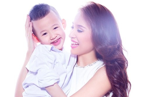 MC Thanh Vân Hugo lại có hoàn cảnh trái ngang hơn. Một mình nuôi con đã nhiều vất vả nhưng mới đây cô còn phát hiện ra đôi mắt mình đang mờ dần và nhiều khả năng sẽ mất đi giọng nói trong tương lai. Những đêm thao thức, nghĩ đến tương lai, cô không kìm chế được những giọt nước mắt vì thương thân mình và cậu con trai bé bỏng. Nữ MC thú nhận: "khi bóng đêm bao trùm, con đã chìm vào giấc ngủ, và chỉ còn lại một mình, cô ngậm ngùi, bất lực trước nỗi cô đơn. Có lẽ hành trình làm mẹ đơn thân chỉ nên là hoàn cảnh bất đắc dĩ, không nên là lựa chọn có chủ đích của người phụ nữ. Lắng nghe những tâm sự của họ, mới có thể thấy những mạnh mẽ, kiên gan chỉ là vỏ bọc, những giọt nước mắt lặn vào trong mới kinh khủng làm sao…