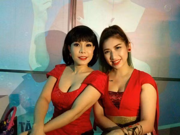 Vũ Uyên Nhi được nhiều người biết đến là em gái họ của Việt Hương. Được biết, Vũ Uyên Nhi sinh năm 1986, cô là ca sĩ trẻ quen thuộc ở các sân khấu biểu diễn tại TP.HCM và các tỉnh miền Tây Nam Bộ. Dù chỉ là chị em họ nhưng Việt Hương coi Uyên Nhi chị em ruột, cả hai vô cùng thân thiết với nhau trong công việc lẫn cuộc sống. Đối lập với Việt Hương, Uyên Nhi sở hữu vẻ đẹp gợi cảm vô cùng cá tính và cuốn hút.