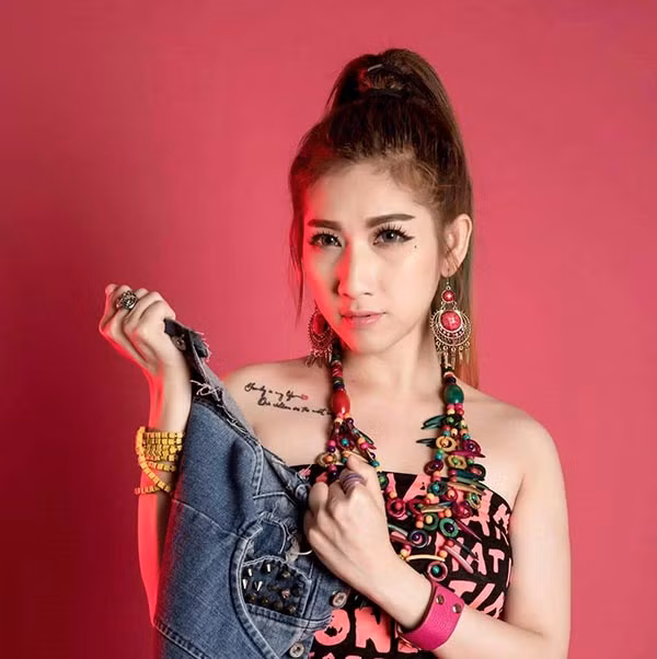 Cô là nữ ca sĩ trẻ được nhiều khán giả Miền Tây yêu mến.