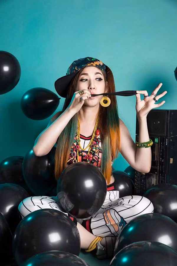 Nhan sắc xinh đẹp của em gái Việt Hương. Trước đây cựu sinh viên của Sân khấu Điện ảnh cũng có thời gian đi diễn hài như chị gái nổi tiếng. Tuy nhiên, sau này Vũ Uyên Nhi rẽ hướng hẳn sang lĩnh vực ca hát và duy trì công việc trong suốt những năm qua.