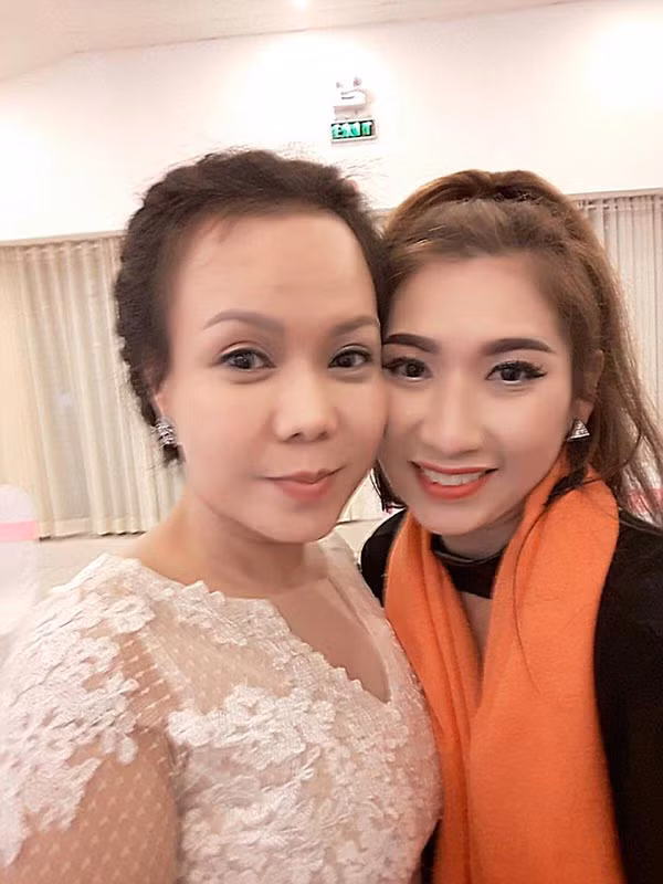 Qua tìm hiểu được biết, Vũ Uyên Nhi chính là con dì ruột của Việt Hương. Dù chỉ là chị em họ nhưng cả hai rất thân thiết và luôn đồng hành, hỗ trợ nhau trong công việc, cuộc sống.