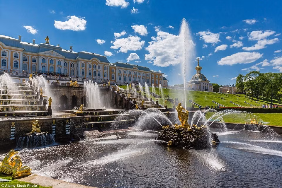 Vườn Peterhof, Nga: Hình thành từ thế kỷ 18, Peterhof được coi như điện Versailles của Nga, với nhiều cung điện, vườn tược và công viên được xây dựng sau nhiều năm liền.