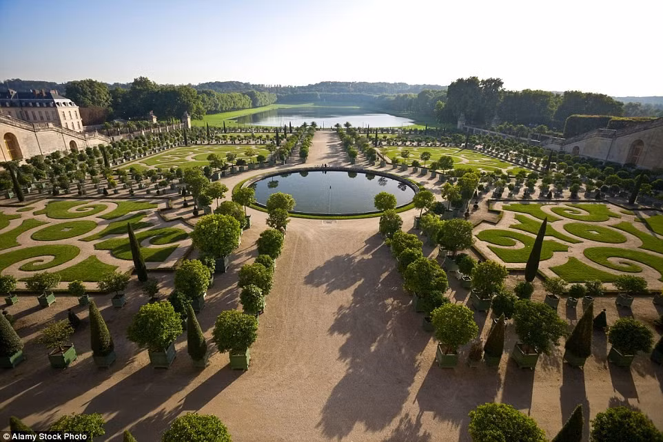 Vườn điện Versailles, Paris, Pháp: Vườn ở điện Versailles đã trở thành cảm hứng của nhiều khu vườn trên khắp thế giới. Khu vườn được vua Louis XIV cho xây dựng từ năm 1661 và mất 40 năm để hoàn tất.