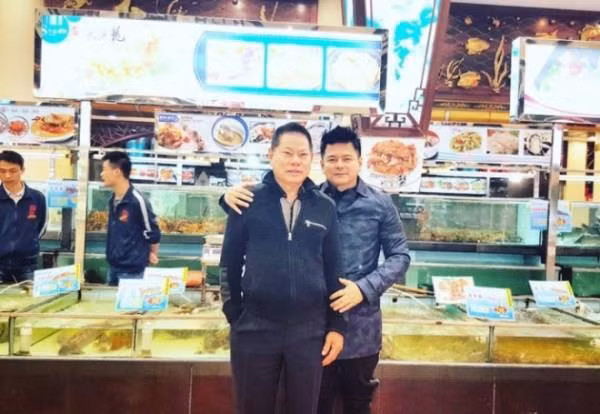 Về ngoại hình, Sammy là người con có nhiều nét giống bố hơn cả. Ở thị trường Việt Nam, anh cũng là trợ thủ đắc lực của ông Hoàng Kiều trong thời gian hoạt động quỹ từ thiện RAAS. Nếu Sammy mải mê nghệ thuật thì Tommy và Bình Hoàng là hai trợ thủ đắc lực của Hoàng Kiều trong lĩnh vực kinh doanh. Người thì đại diện ông trông lo cho tập đoàn, người thì một tay cai quản cả Kieu Hoang Winery và các nhà hàng lân cận trong trang trại rượu nho nổi tiếng thế giới của ông.