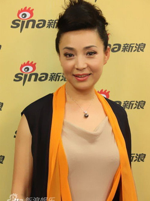 Năm 22 tuổi, Đới Xuân Vinh đã gặp và yêu thầy dạy nhạc của mình – Hác Kiệt. Cặp đôi kết hôn năm 1986 và sau đó sinh con gái Hác Hạc Phàm. Hác Hạc Phàm càng lớn càng sở hữu nhan sắc giống mẹ và cả niềm đam mê với nghệ thuật. Cô đã mon men vào ngành diễn viên, sớm được ưu ái nhờ gương mặt khả ái.