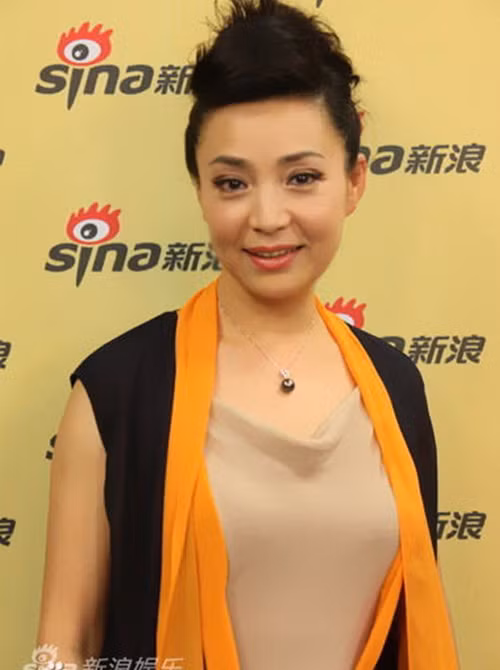 Năm 22 tuổi, Đới Xuân Vinh đã gặp và yêu thầy dạy nhạc của mình – Hác Kiệt. Cặp đôi kết hôn năm 1986 và sau đó sinh con gái Hác Hạc Phàm. Hác Hạc Phàm càng lớn càng sở hữu nhan sắc giống mẹ và cả niềm đam mê với nghệ thuật. Cô đã mon men vào ngành diễn viên, sớm được ưu ái nhờ gương mặt khả ái.