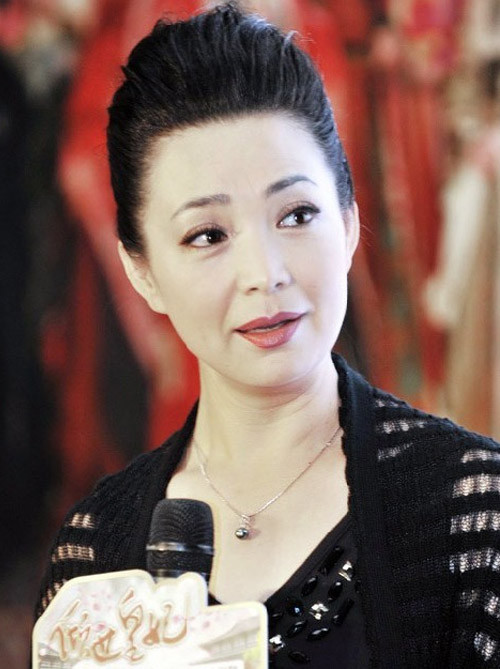 Ngoài đời, Đới Xuân Vinh ít khi bộc bạch về chuyện đời tư của mình. Không mấy ai biết chuyện cô a hoàn của Lâm Tâm Như trong Khuynh thế hoàng phi chính là do con gái Đới Xuân Vinh đảm nhận. Dù đã bước vào tuổi 55 nhưng nữ nghệ sĩ Đới Xuân Vinh vẫn giữ được nhan sắc, nổi bật với đôi mắt "biết nói". Chính đôi mắt này đã giúp bà tạo ấn tượng mạnh khi đảm nhận vai hoàng hậu.