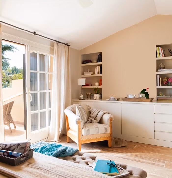 Không gian nghỉ ngơi được bố trí ở phía sau của ngôi nhà, nơi có khung cửa sổ rộng mở ra ban công. Khu vực nghỉ ngơi hàng ngày được bố trí đơn giản với giường ngủ, ghế đọc sách đặt sát phần kệ hốc của tường đối diện giường ngủ. Những gam màu trung tính được pha trộn, kết hợp một cách hài hòa, như mang đến vẻ đẹp đáng yêu, xinh xắn và đầy tinh tế cho không gian gần biển.