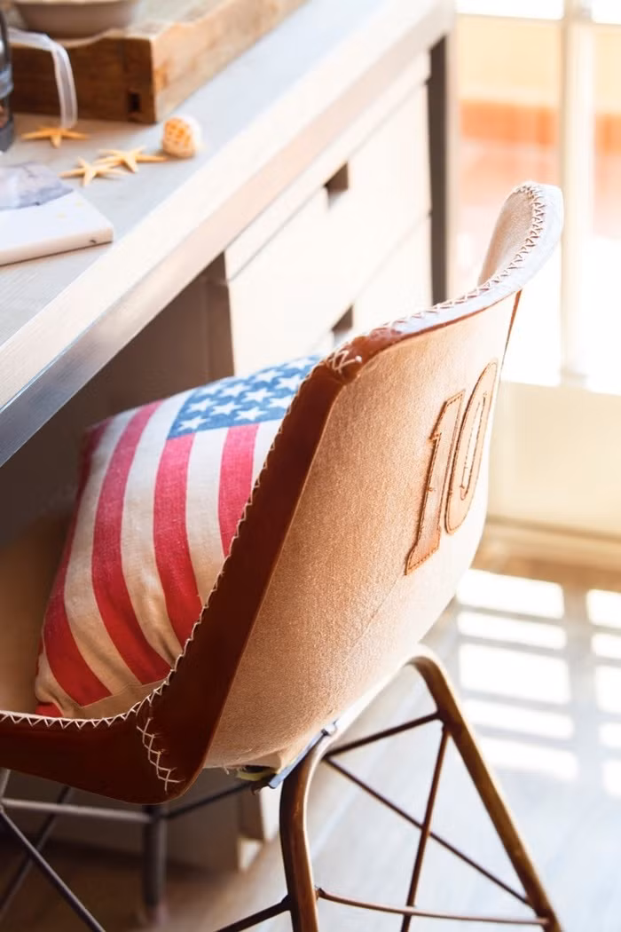 Những chiếc ghế được chọn lựa vô cùng đơn giản từ kiểu dáng đến chất liệu. Sử dụng da lộn kết hợp với kim loại sơn màu gỗ, như tạo sự kết nối hài hòa, tinh tế cho căn phòng nghỉ ngơi của con.