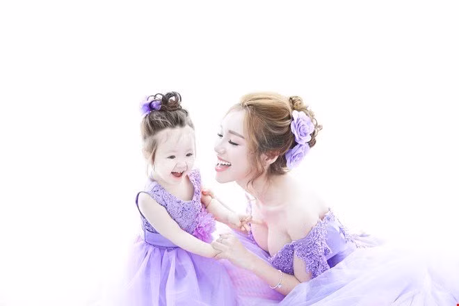 Những diễn viên như Elly Trần, Trang Trần, Mai Phương, MC Thùy Minh… cũng từng khiến khán giả lầm tưởng là mẹ đơn thân, nhưng họ đã lên tiếng đính chính thông tin này. Việc không tiết lộ danh tính bố của các con mình chính là cách họ bảo vệ cuộc sống riêng tư của bản thân và những người xung quanh. Dù trong hoàn cảnh nào, sự mạnh mẽ, can trường của những người phụ nữ, khi vừa gánh vác trách nhiệm tài chính, lại phải cân bằng cuộc sống tình cảm cá nhân và những đứa trẻ, thực sự khiến người ngoài cuộc phải nể phục.