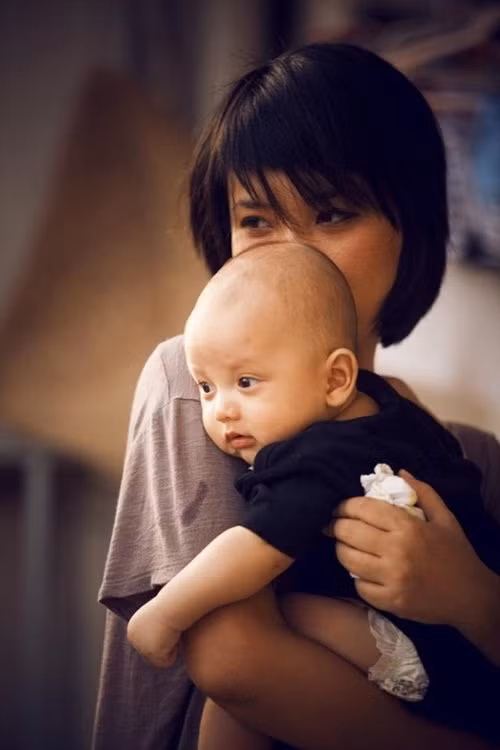 Thị phi và những nỗi cô đơn Những giọt nước mắt lặn vào trong, nỗi sợ hãi vô hình khi màn đêm buông xuống, áp lực thị phi chẳng thể cùng ai chia sẻ… là những điều chẳng ai thấu được nếu chưa từng trải qua những ngày tháng cô độc bên con. "Trong thời gian mang thai, tôi khóc nhiều hơn những lúc bình thường. Khóc vì đói mà không ai mua đồ cho ăn vào lúc nửa đêm. Khóc vì chuẩn bị quay mà còn nôn thốc nôn tháo trong toilet. Khóc vì tủi thân, vì đôi khi cũng muốn là một bà mẹ bình thường, không chịu 'điều tiếng'…" - MC Thùy Minh từng tâm sự đầy xúc động.