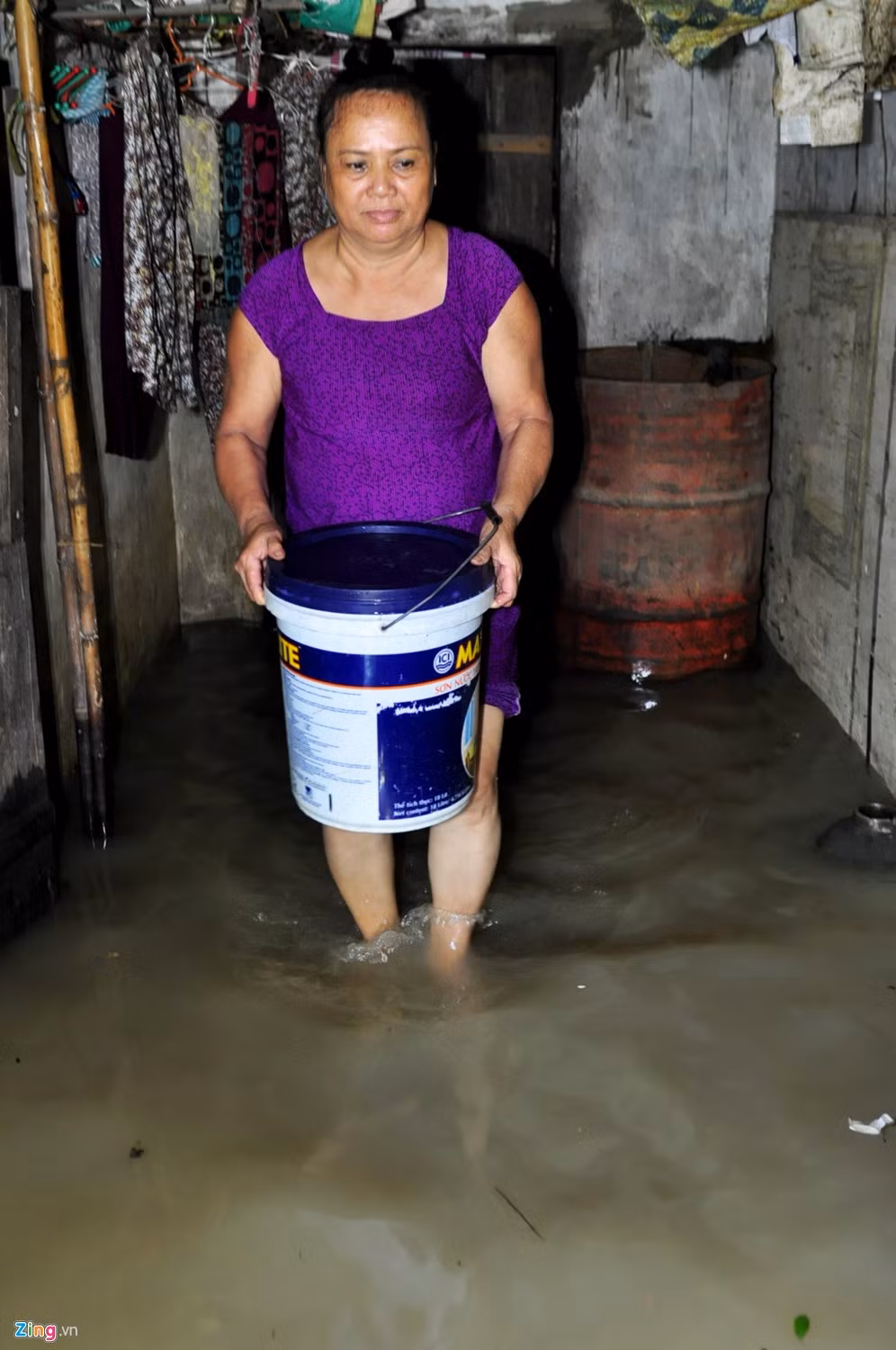 Lũ ồ ạt tràn vào nhà khiến hàng nghìn người dân vùng hạ lưu Phú Yên trở tay không kịp.