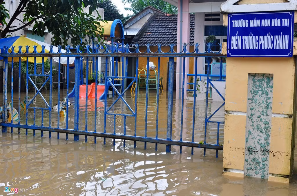 Trường Mầm non Hòa Trị ngập trong lũ.