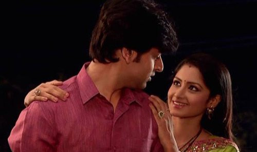 Quá yêu Jagdish và sợ bị chồng bỏ nên Gauri có nhiều chiêu trò không tích cực.