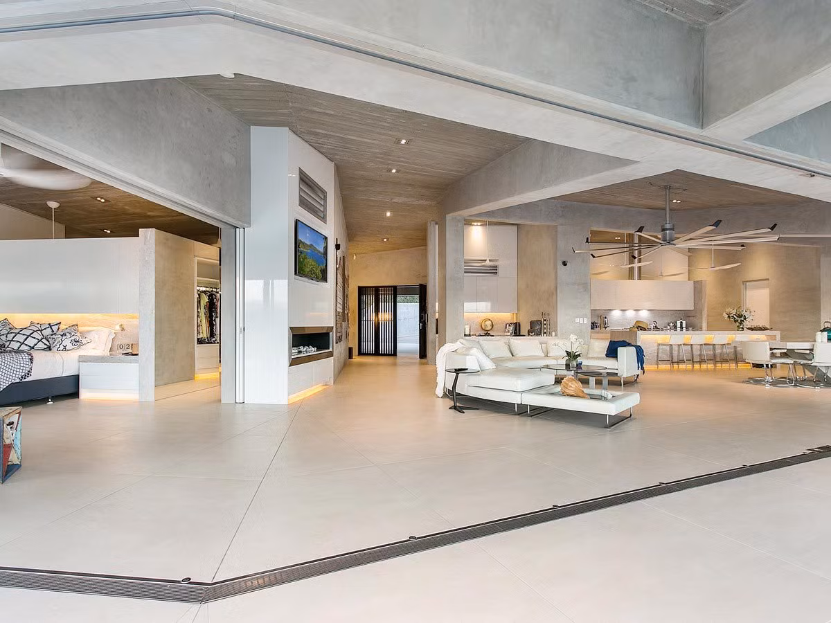 Các thác nước tầng trong phòng cũng đảm bảo việc kiểm soát nhiệt độ với lượng nước bốc hơi giữ nhiệt vào những buổi chiều mùa hè nóng bức. Không những thế trong những tháng mùa khô, hơi nước của biển và hệ thống thông gió tự nhiên khiến không gian sống luôn thoáng mát. Và không thể thiếu những món đồ nội thất sang trọng, hiện đại với đầy đủ tiện nghi.