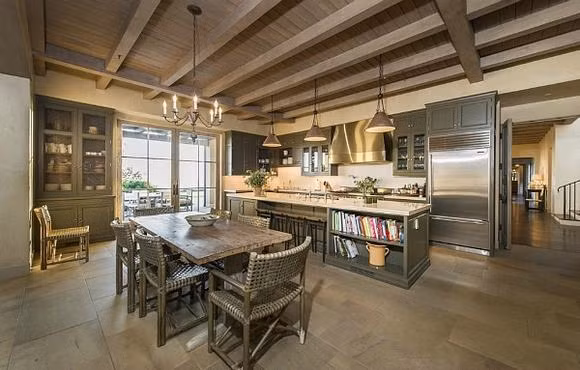 Căn bếp tiện nghi và rộng rãi.