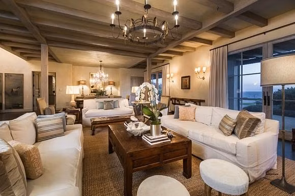 Phòng khách kiểu cổ điển với tông màu kem chủ đạo.