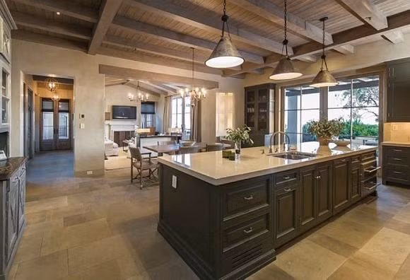 Trong nhà của Lady Gaga có một hầm rượu vang với 800 chai.