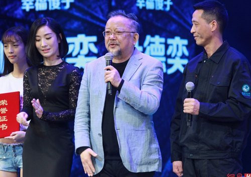 Nghệ sĩ Vương Cương trên sân khấu sự kiện.