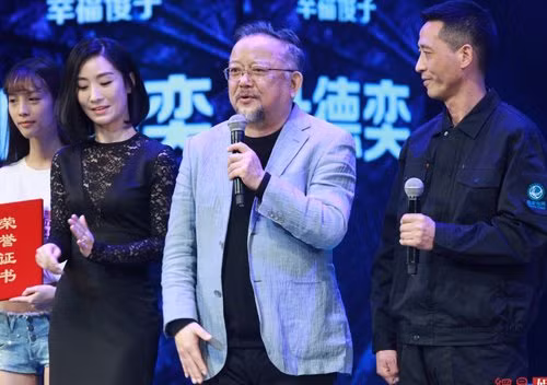 Nghệ sĩ Vương Cương trên sân khấu sự kiện.