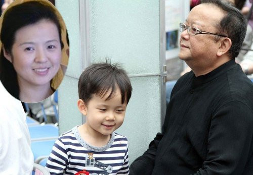 Vương Cương bên người vợ thứ 3 và cậu con trai 5 tuổi.