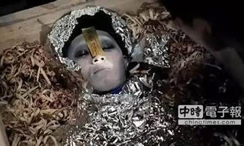 Xác chết để 100 năm vẫn còn nguyên vẹn.